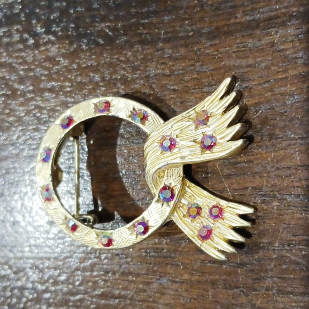 Scarf Christmas Brooch 15 AB Rhinestones (red/maroon) Matted Goldtone 1.5x1"